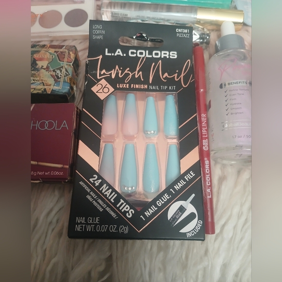 HUGE New NIB Make Up Press On False Nails Lashes And Face Serum FREE make Up Bag - Picture 2 of 13